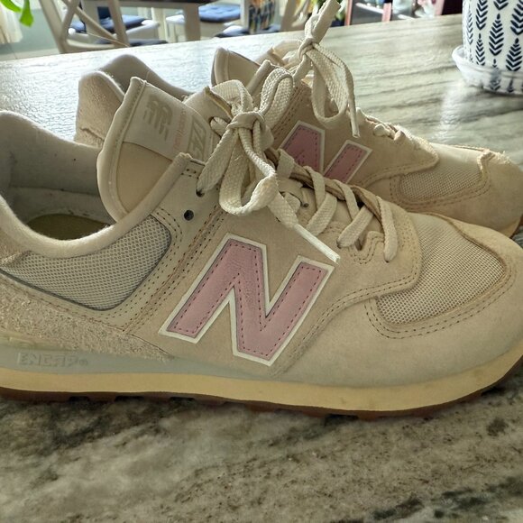 Women's New Balance classic 574 pink on cream - Picture 1 of 4